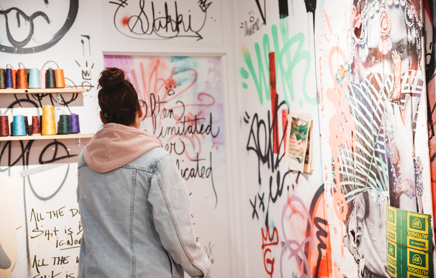 Le fabuleux vernissage de Stikki Peaches, entre art de rue et mode [Photos]
