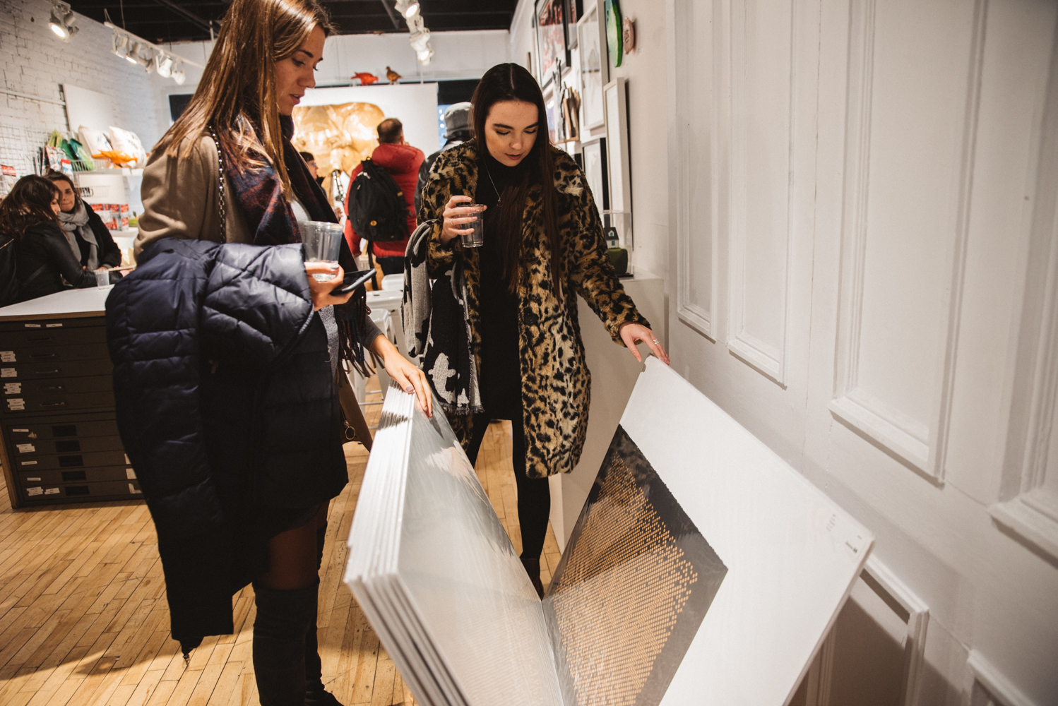 Le fabuleux vernissage de Stikki Peaches, entre art de rue et mode [Photos]