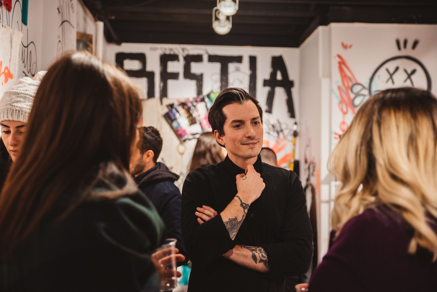 Le fabuleux vernissage de Stikki Peaches, entre art de rue et mode [Photos]