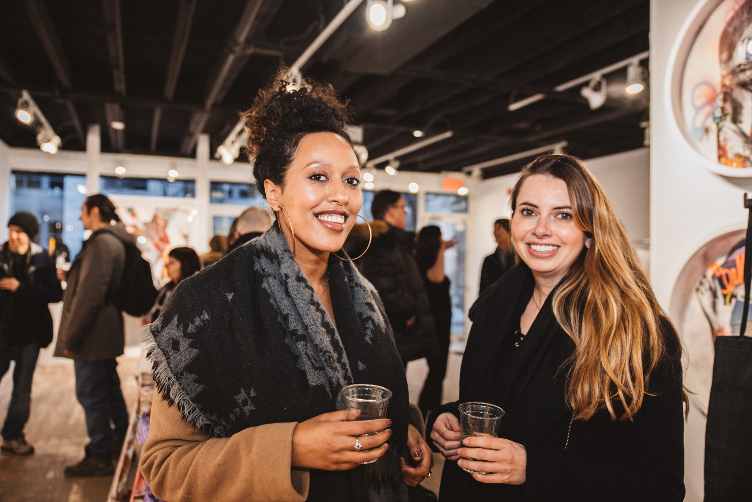 Le fabuleux vernissage de Stikki Peaches, entre art de rue et mode [Photos]