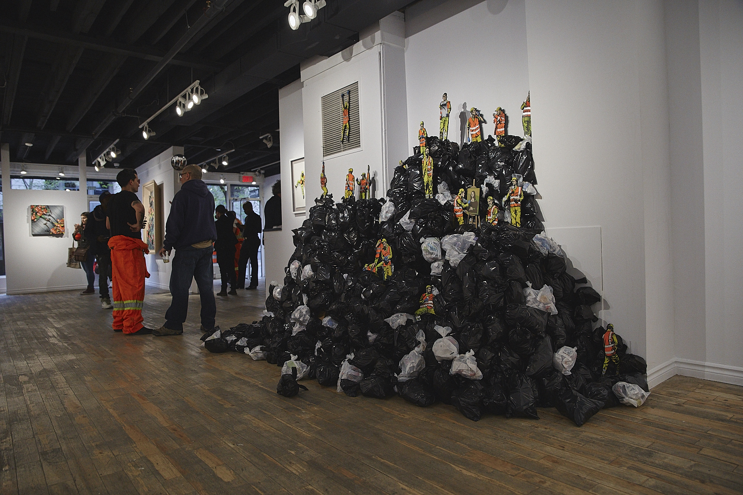 L'expo 'The orange cone festival'  un clin d’œil aux cônes oranges de Montréal [Photo]