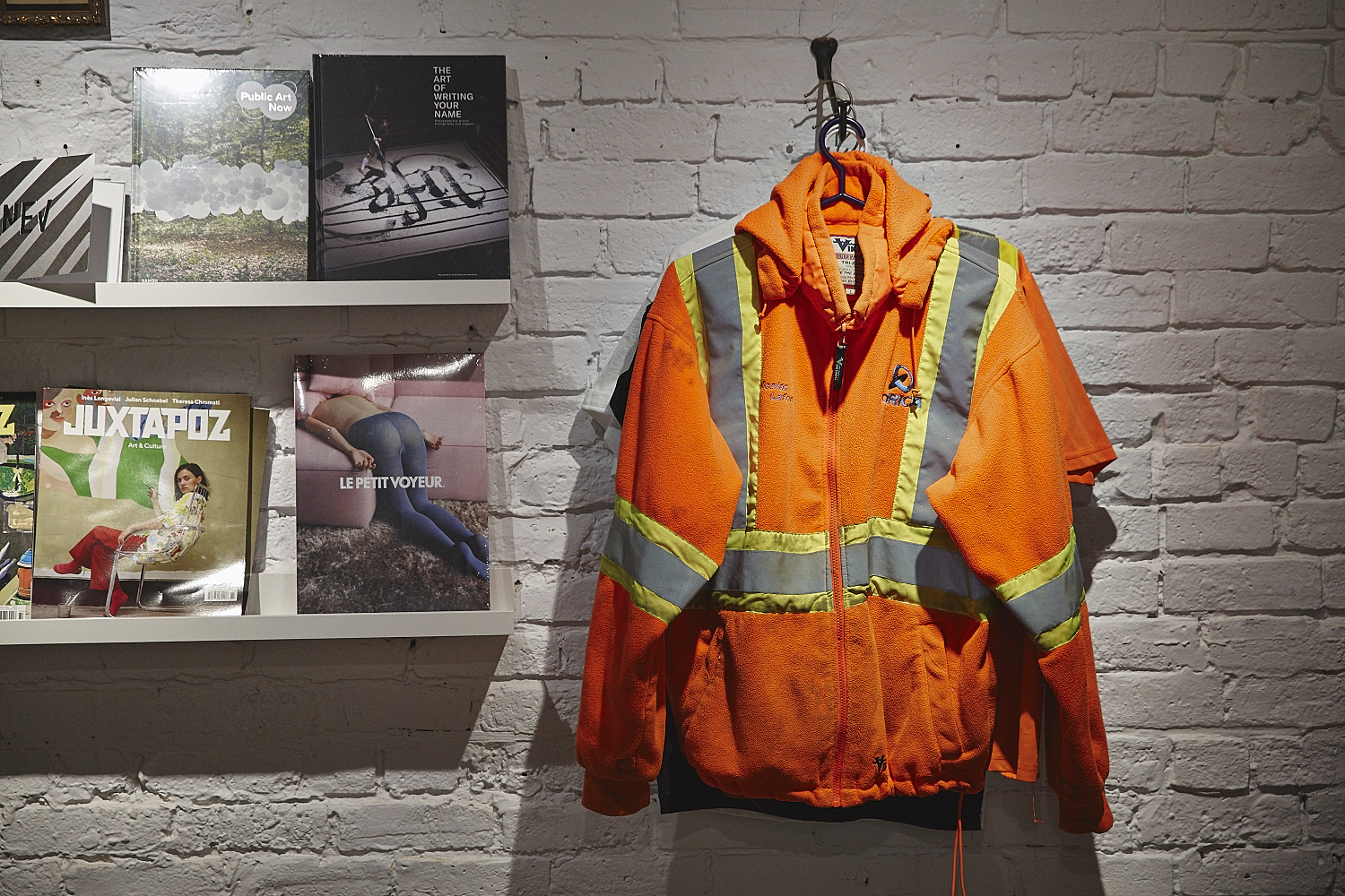 L'expo 'The orange cone festival'  un clin d’œil aux cônes oranges de Montréal [Photo]