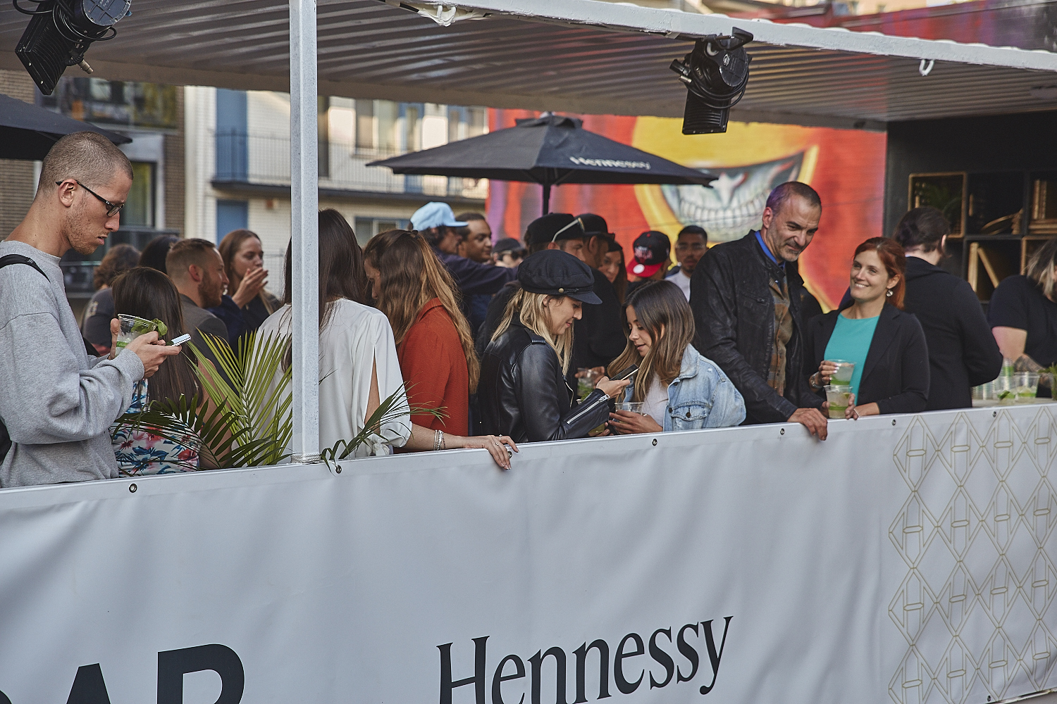 Le Festival MURAL décolle avec un 5 à 7 privé festif et artistique [Photos]