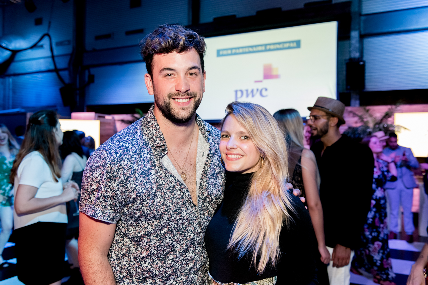 Beaucoup de beau monde et de chemises fleuries au Bal Tel-jeunes! [Photos]