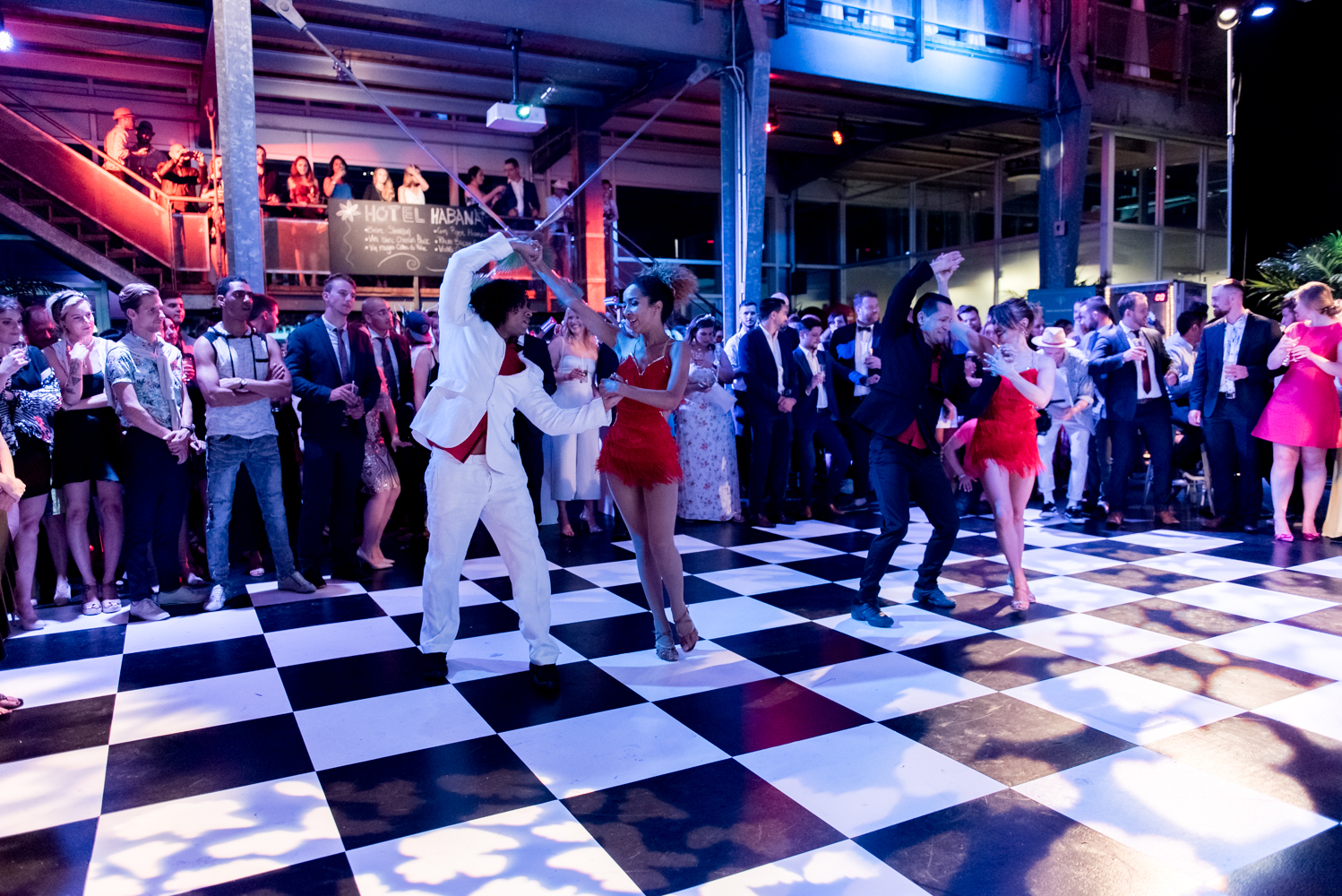 Beaucoup de beau monde et de chemises fleuries au Bal Tel-jeunes! [Photos]