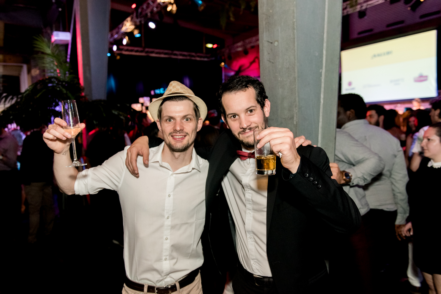 Beaucoup de beau monde et de chemises fleuries au Bal Tel-jeunes! [Photos]
