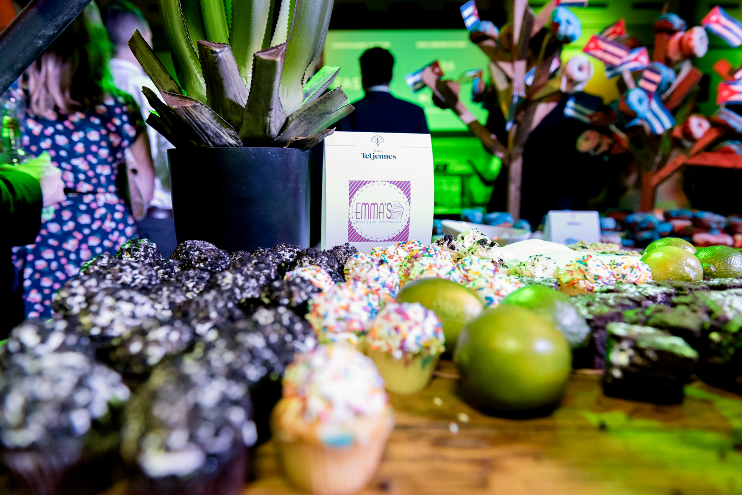 Beaucoup de beau monde et de chemises fleuries au Bal Tel-jeunes! [Photos]