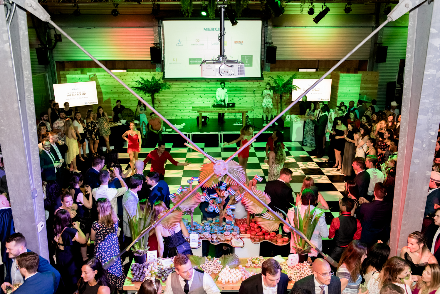 Beaucoup de beau monde et de chemises fleuries au Bal Tel-jeunes! [Photos]
