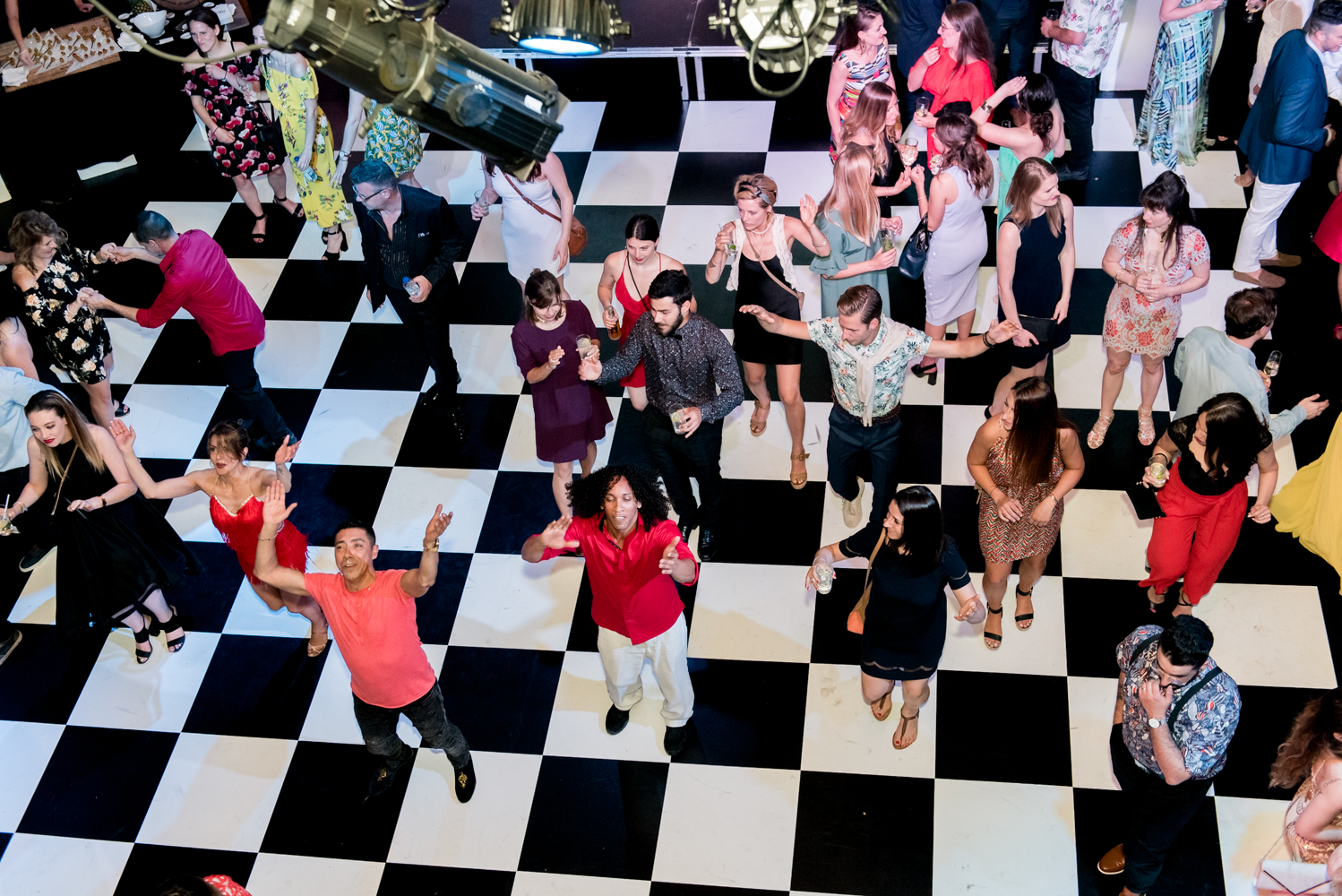 Beaucoup de beau monde et de chemises fleuries au Bal Tel-jeunes! [Photos]