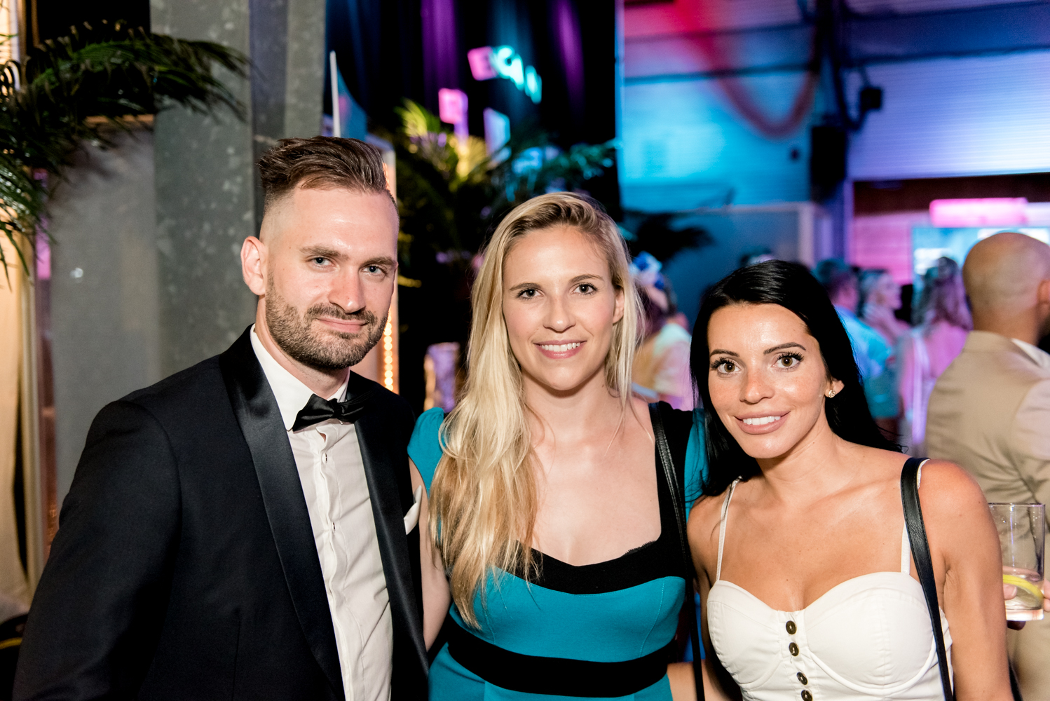 Beaucoup de beau monde et de chemises fleuries au Bal Tel-jeunes! [Photos]