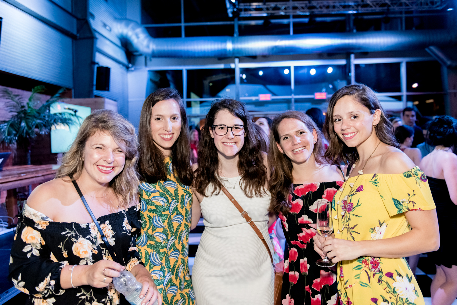 Beaucoup de beau monde et de chemises fleuries au Bal Tel-jeunes! [Photos]