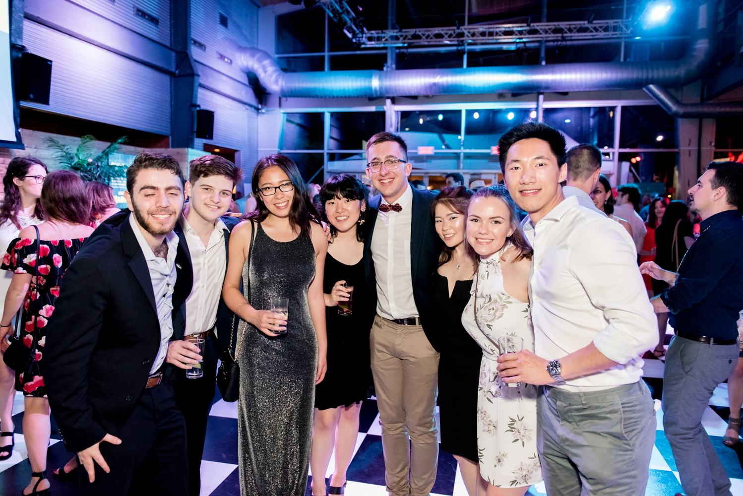 Beaucoup de beau monde et de chemises fleuries au Bal Tel-jeunes! [Photos]