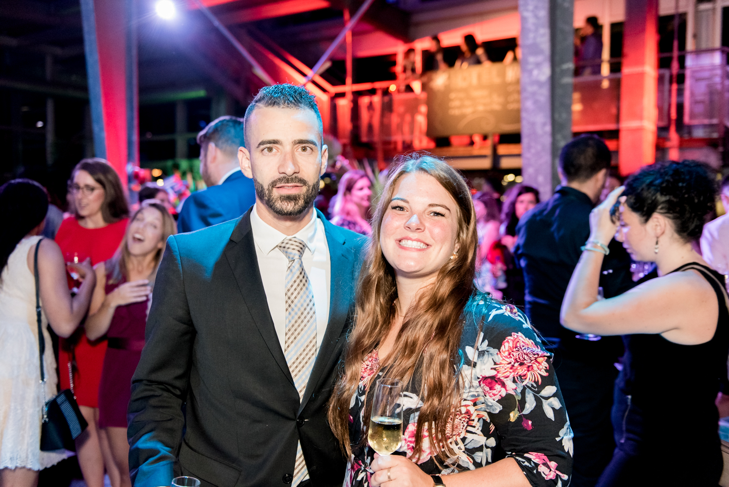 Beaucoup de beau monde et de chemises fleuries au Bal Tel-jeunes! [Photos]