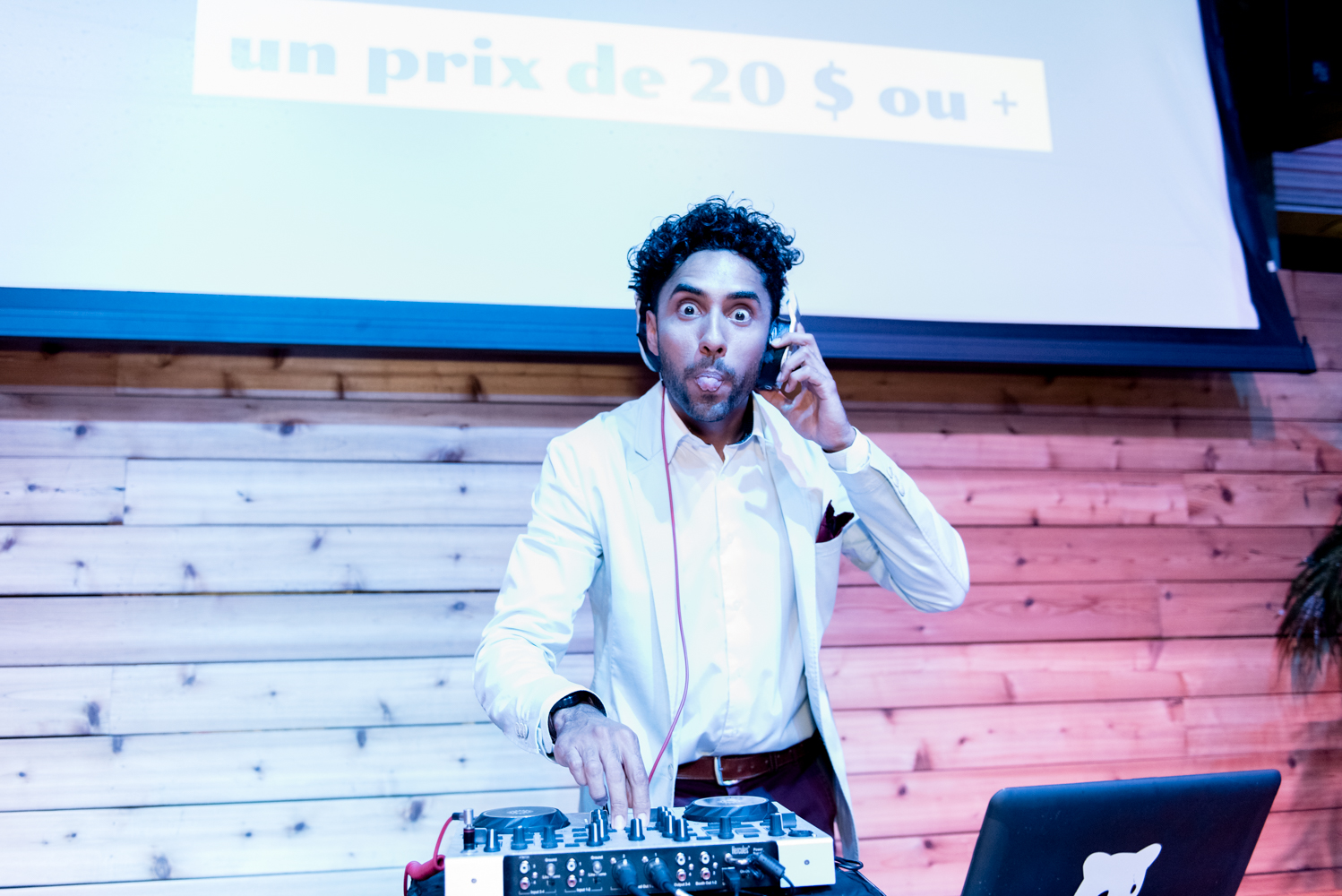 Beaucoup de beau monde et de chemises fleuries au Bal Tel-jeunes! [Photos]