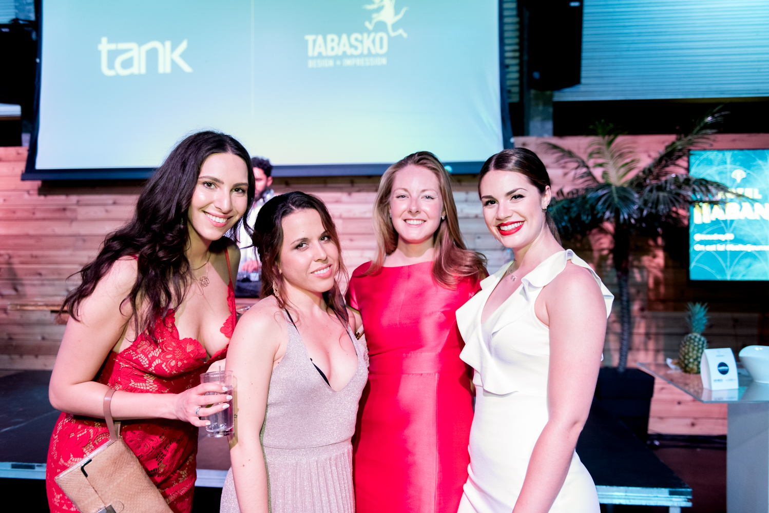 Beaucoup de beau monde et de chemises fleuries au Bal Tel-jeunes! [Photos]