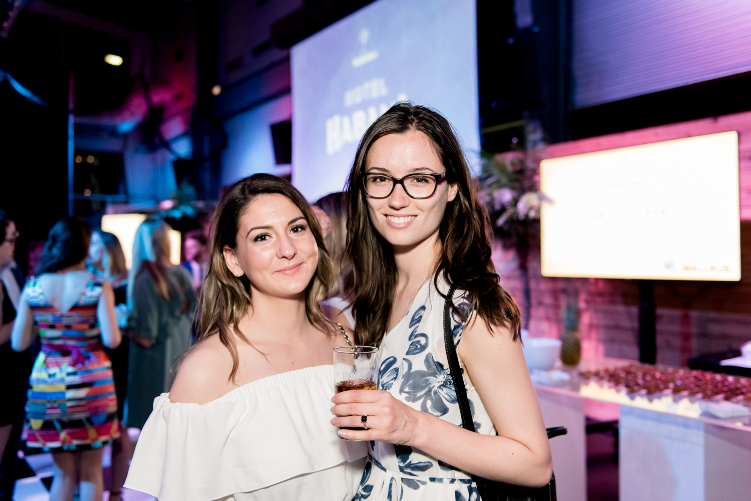 Beaucoup de beau monde et de chemises fleuries au Bal Tel-jeunes! [Photos]