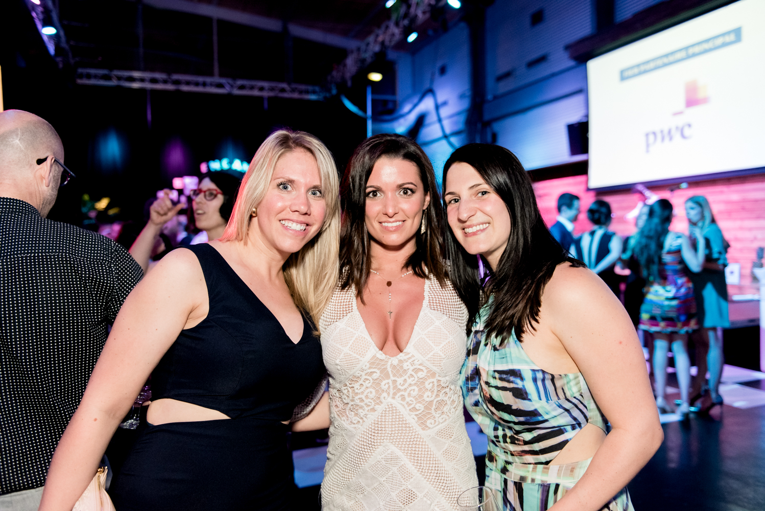Beaucoup de beau monde et de chemises fleuries au Bal Tel-jeunes! [Photos]
