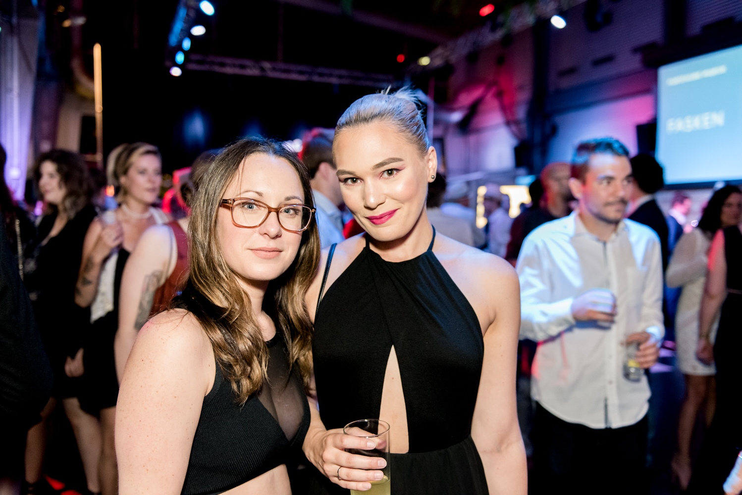 Beaucoup de beau monde et de chemises fleuries au Bal Tel-jeunes! [Photos]