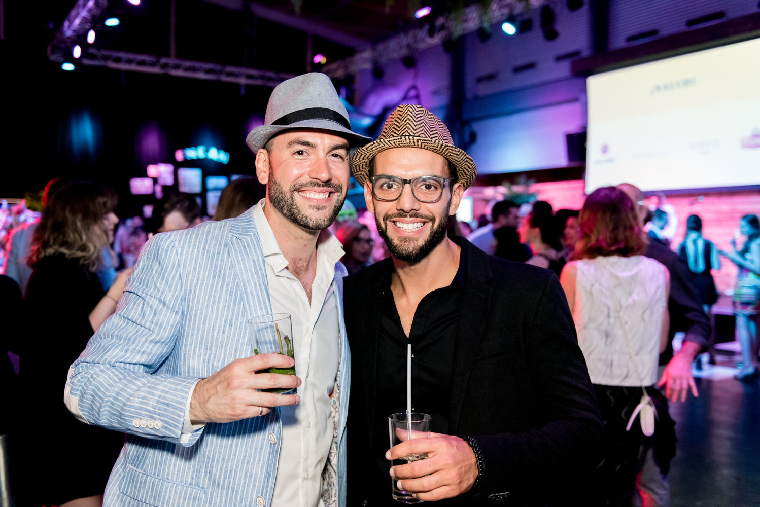 Beaucoup de beau monde et de chemises fleuries au Bal Tel-jeunes! [Photos]