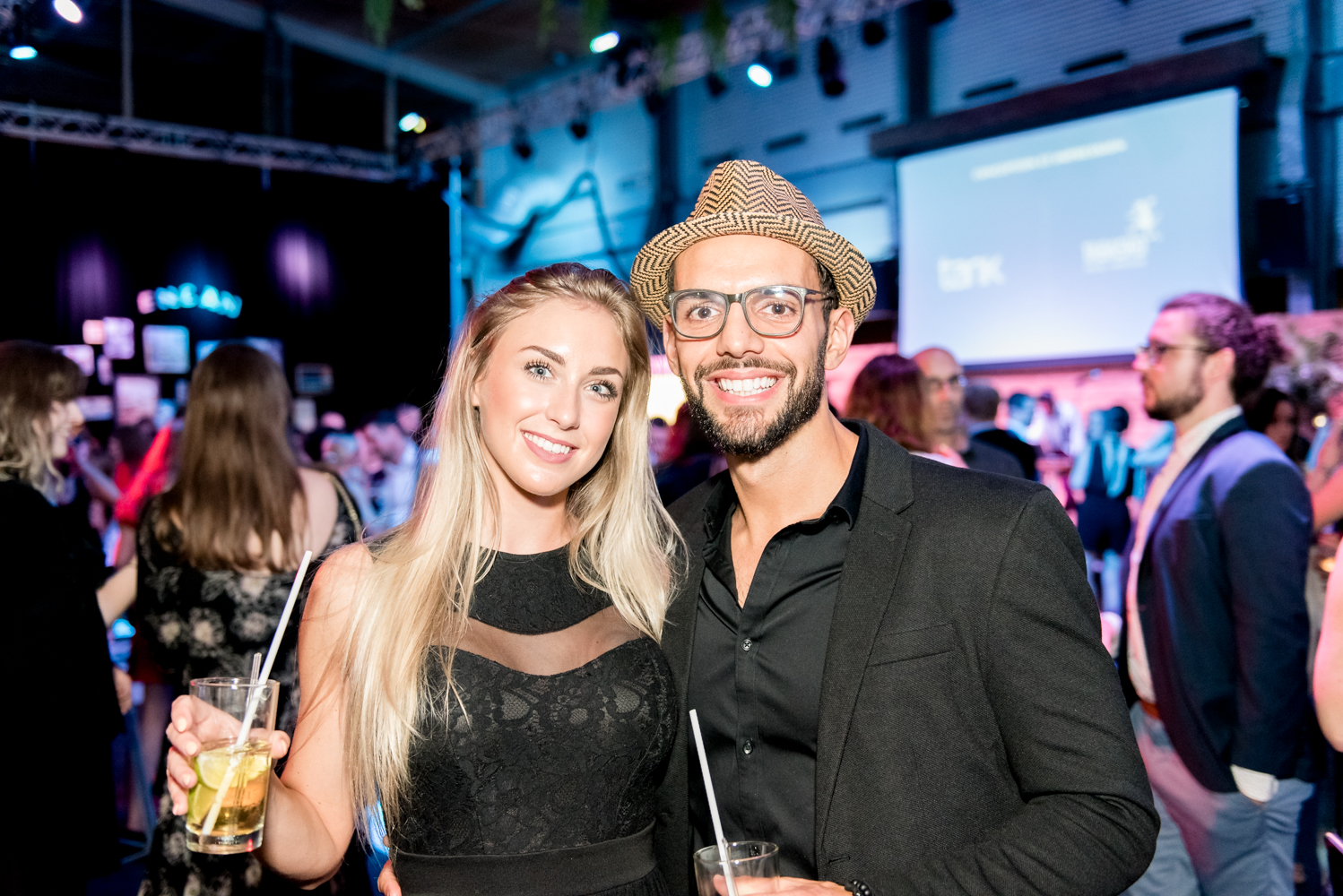 Beaucoup de beau monde et de chemises fleuries au Bal Tel-jeunes! [Photos]