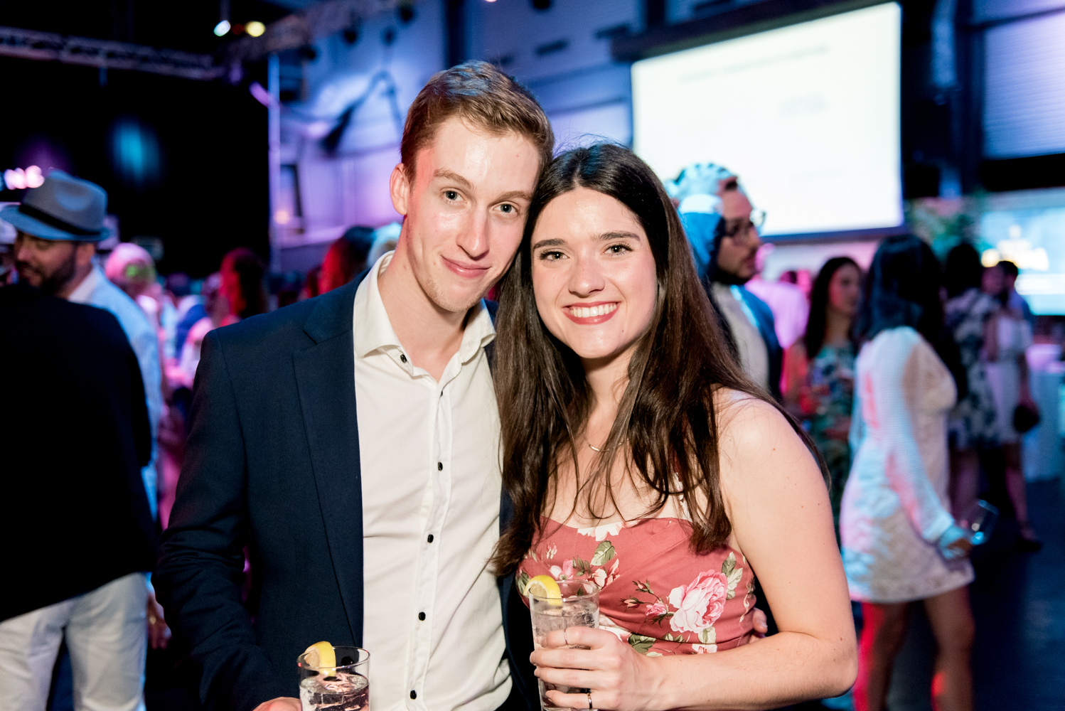 Beaucoup de beau monde et de chemises fleuries au Bal Tel-jeunes! [Photos]