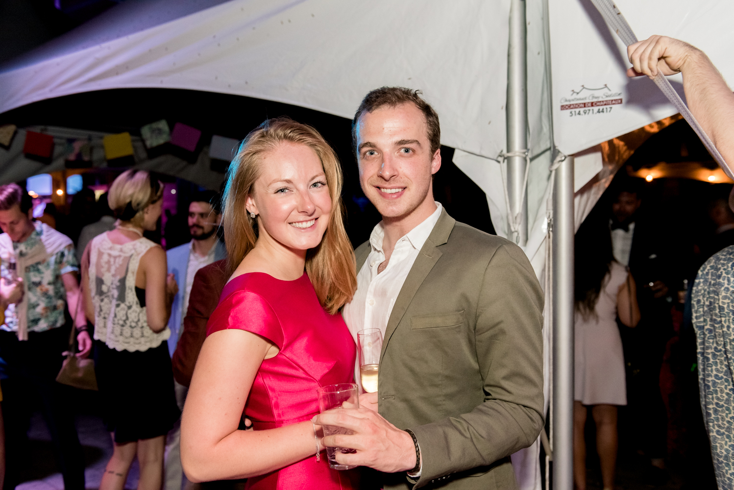 Beaucoup de beau monde et de chemises fleuries au Bal Tel-jeunes! [Photos]