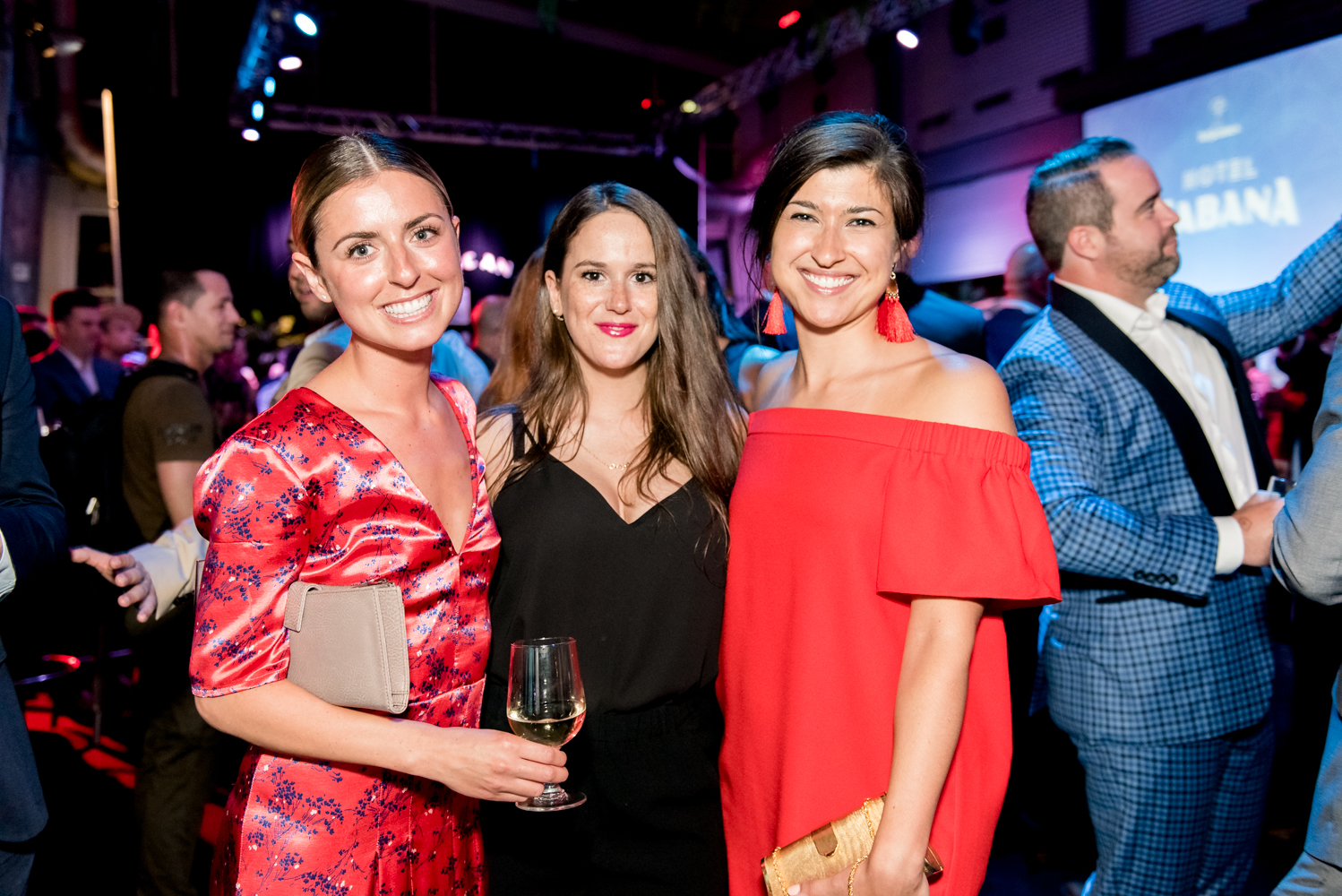 Beaucoup de beau monde et de chemises fleuries au Bal Tel-jeunes! [Photos]