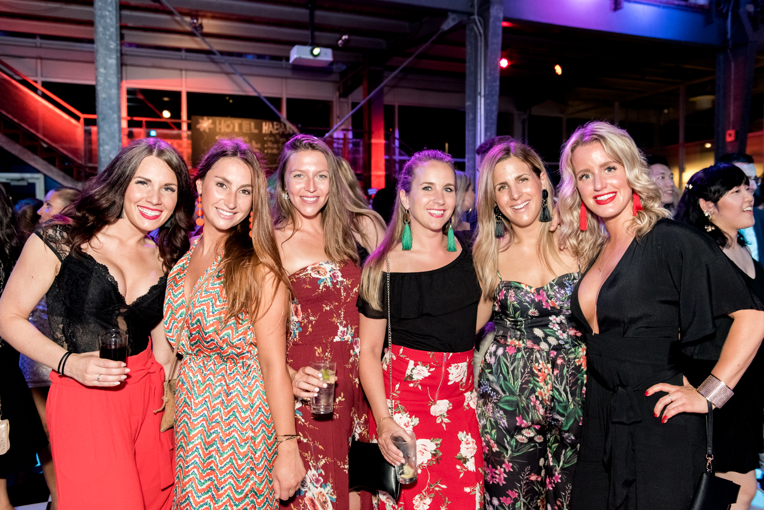 Beaucoup de beau monde et de chemises fleuries au Bal Tel-jeunes! [Photos]