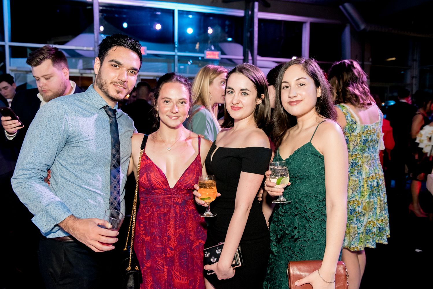 Beaucoup de beau monde et de chemises fleuries au Bal Tel-jeunes! [Photos]