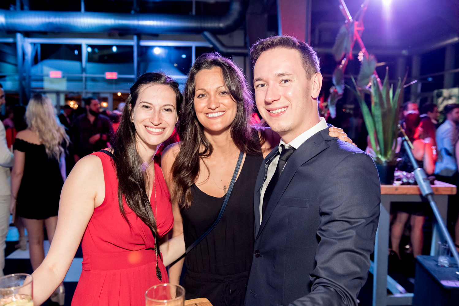 Beaucoup de beau monde et de chemises fleuries au Bal Tel-jeunes! [Photos]