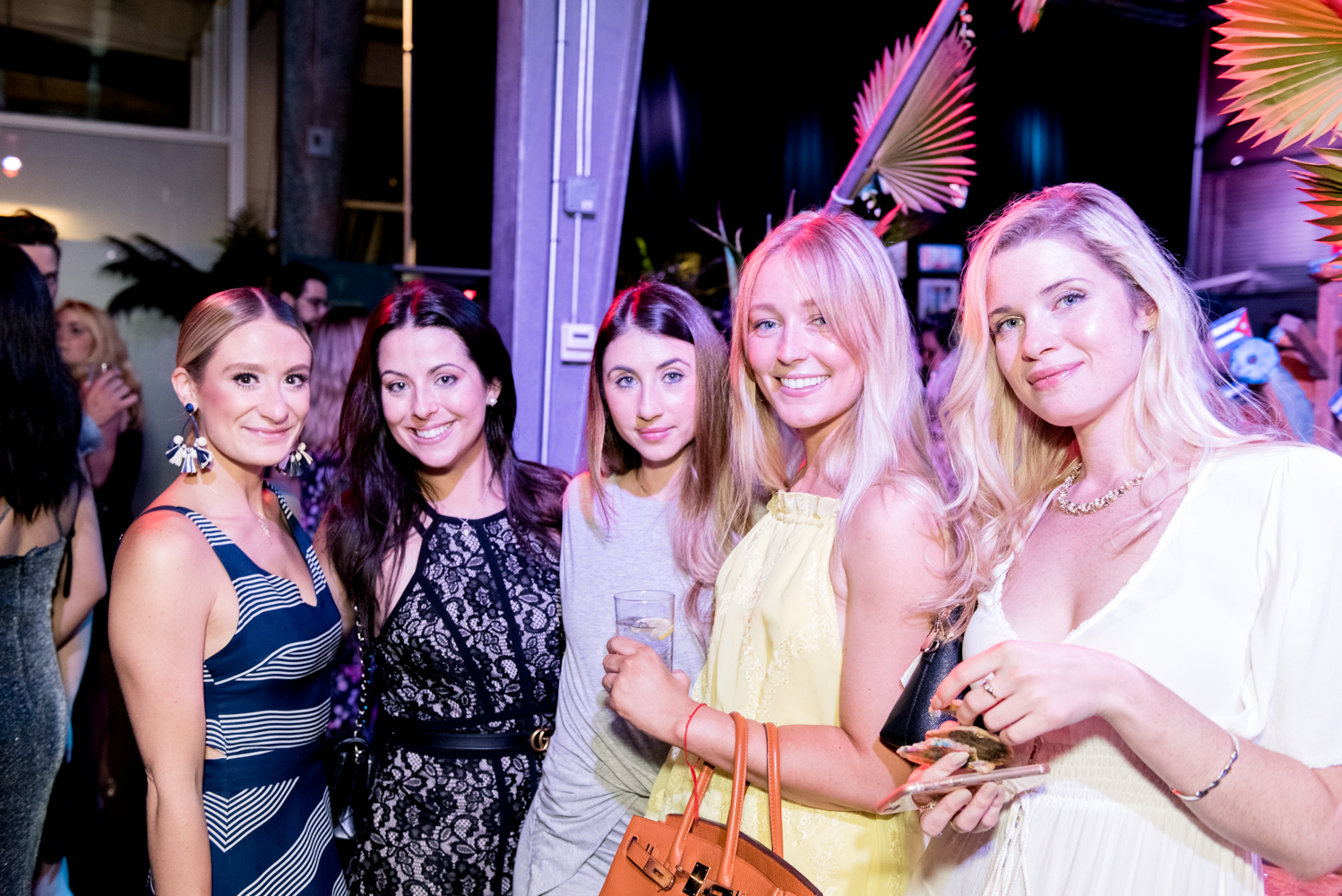 Beaucoup de beau monde et de chemises fleuries au Bal Tel-jeunes! [Photos]