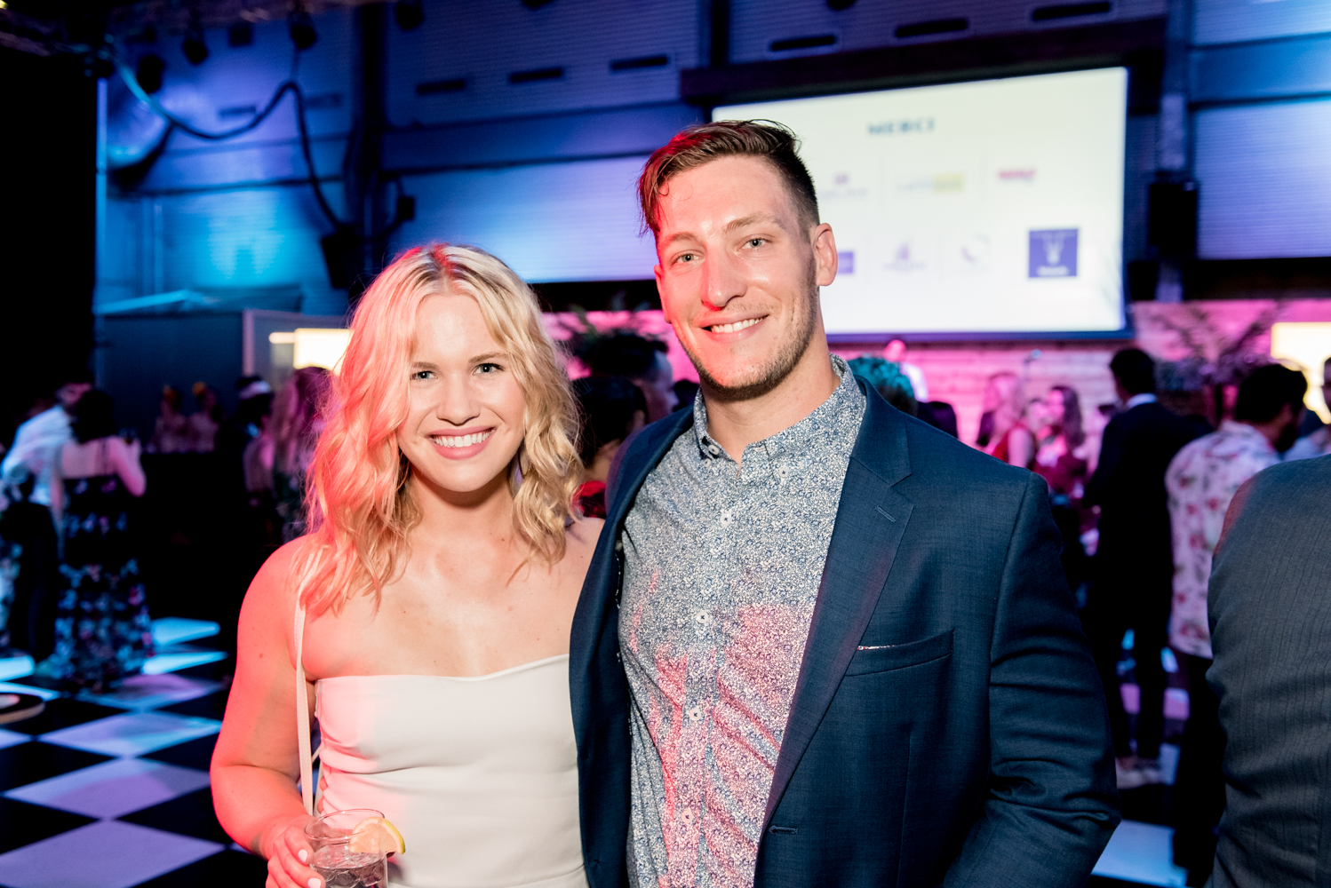 Beaucoup de beau monde et de chemises fleuries au Bal Tel-jeunes! [Photos]