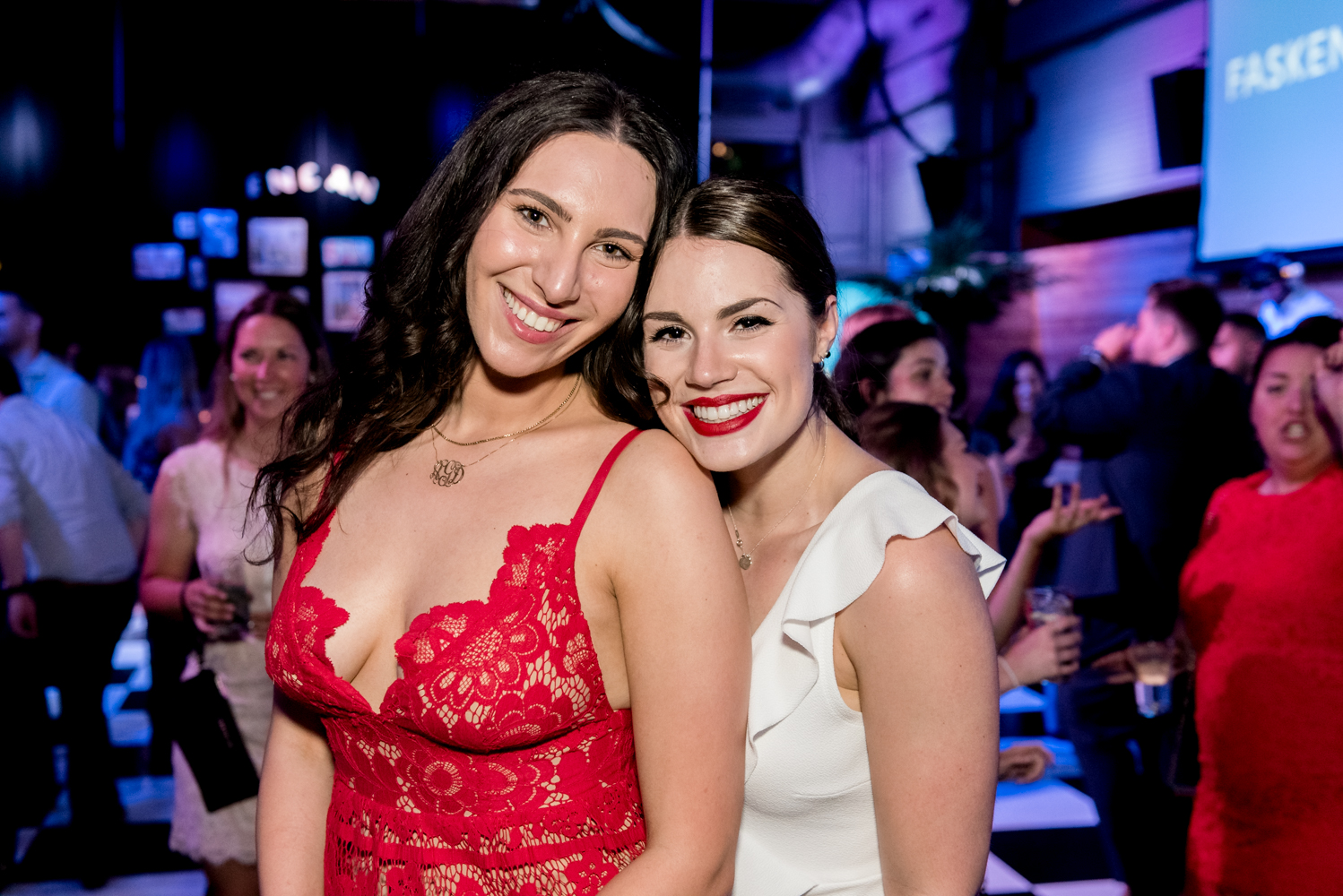 Beaucoup de beau monde et de chemises fleuries au Bal Tel-jeunes! [Photos]