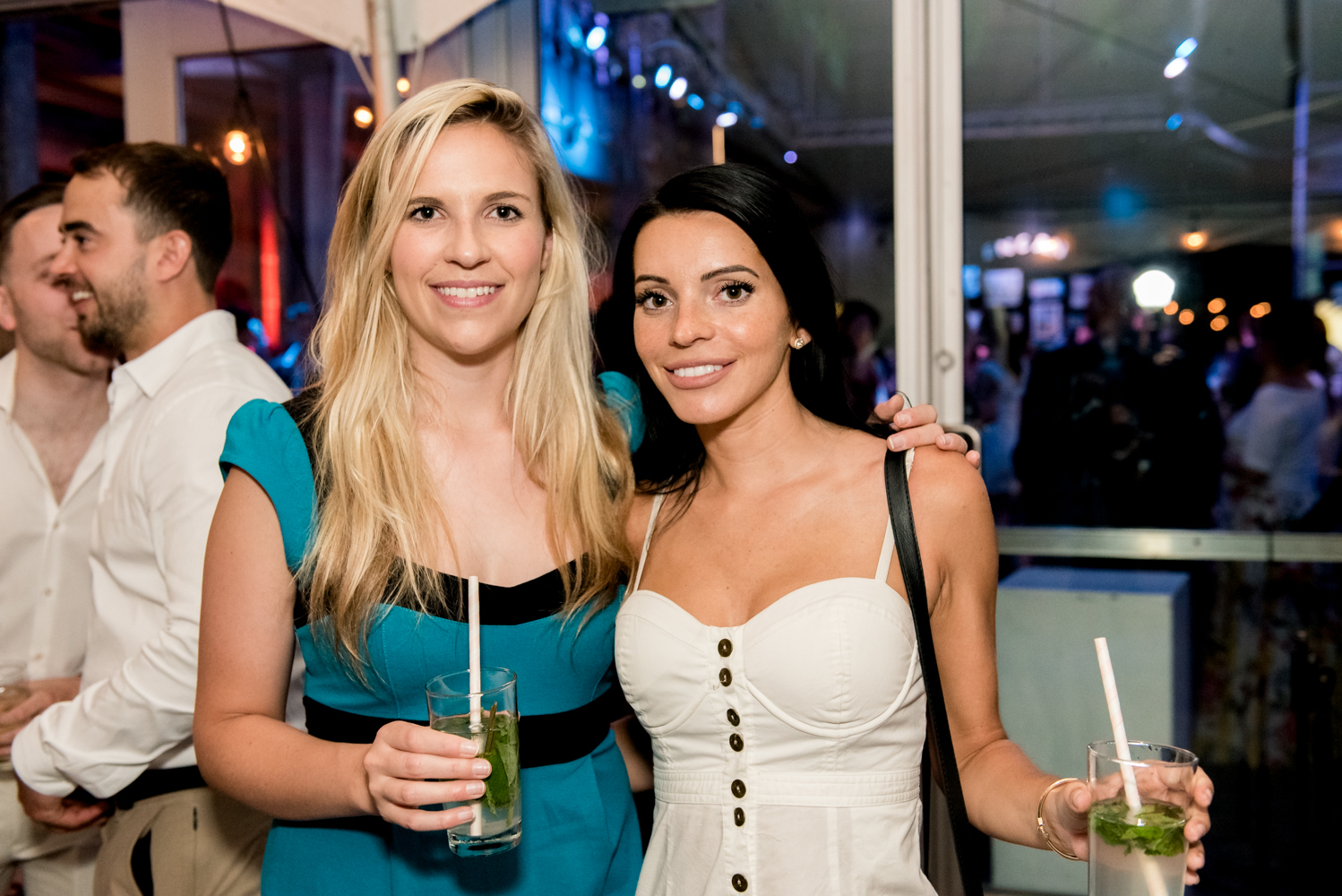 Beaucoup de beau monde et de chemises fleuries au Bal Tel-jeunes! [Photos]