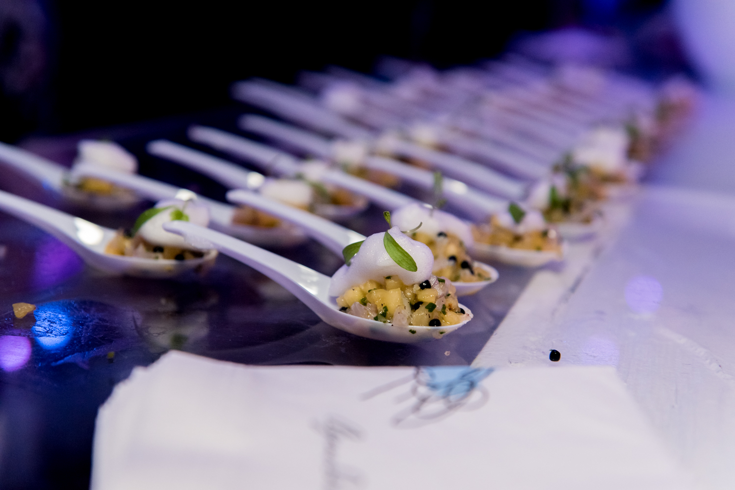 Beaucoup de beau monde et de chemises fleuries au Bal Tel-jeunes! [Photos]