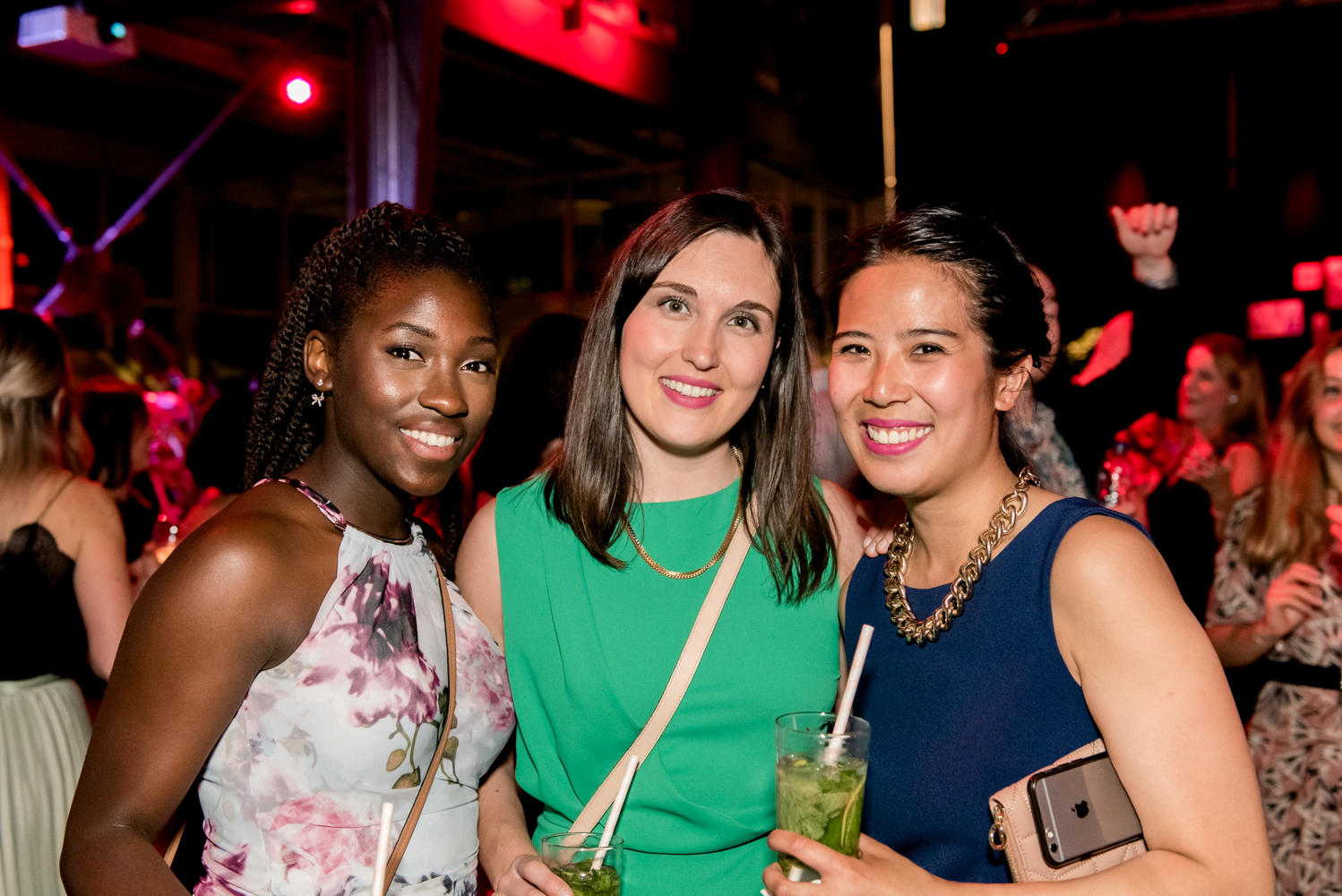 Beaucoup de beau monde et de chemises fleuries au Bal Tel-jeunes! [Photos]
