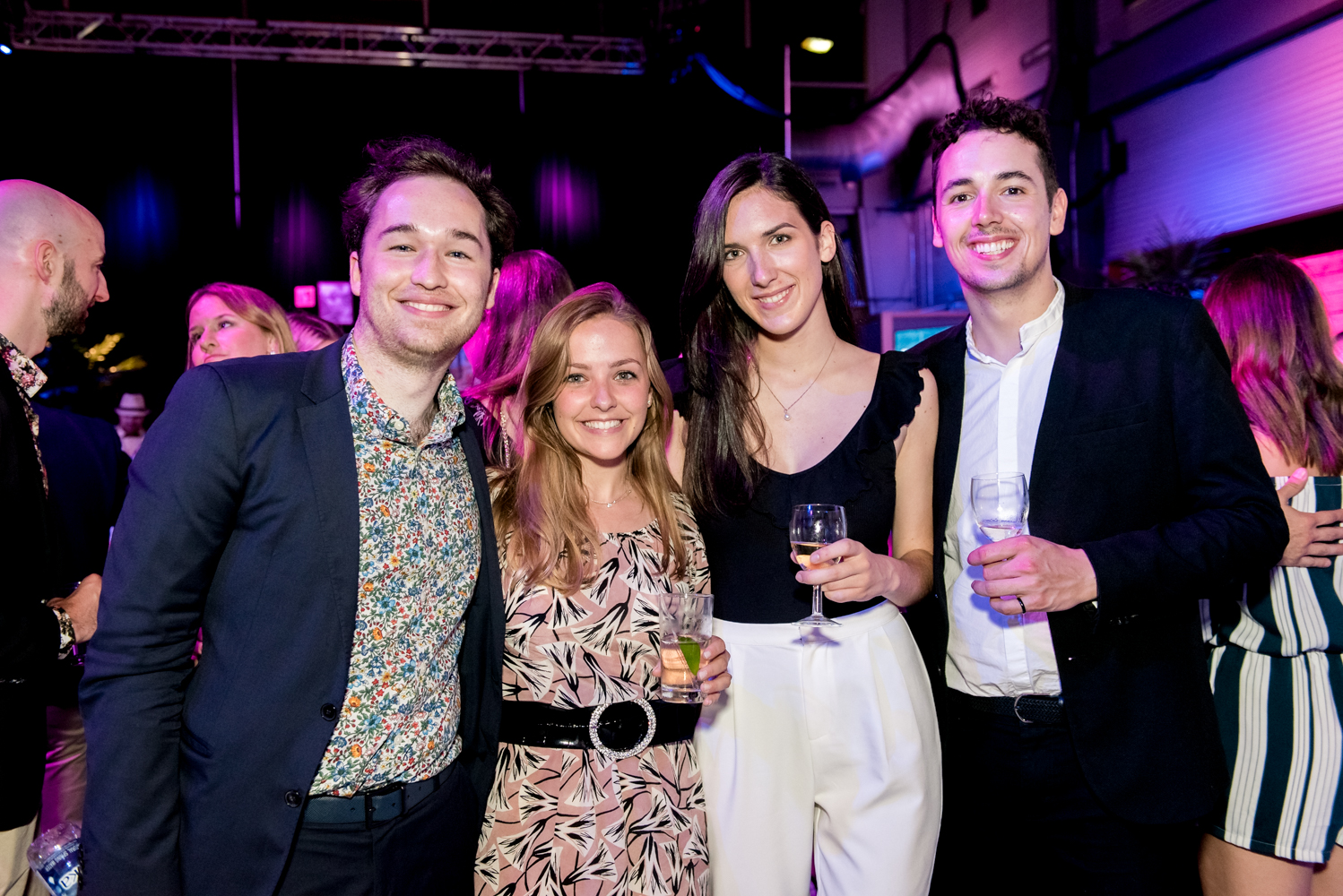 Beaucoup de beau monde et de chemises fleuries au Bal Tel-jeunes! [Photos]