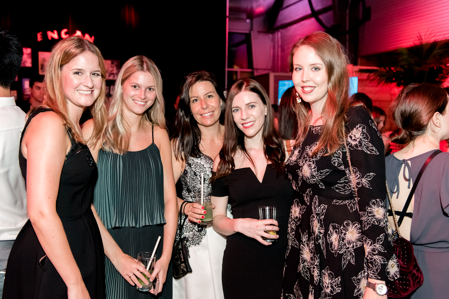 Beaucoup de beau monde et de chemises fleuries au Bal Tel-jeunes! [Photos]