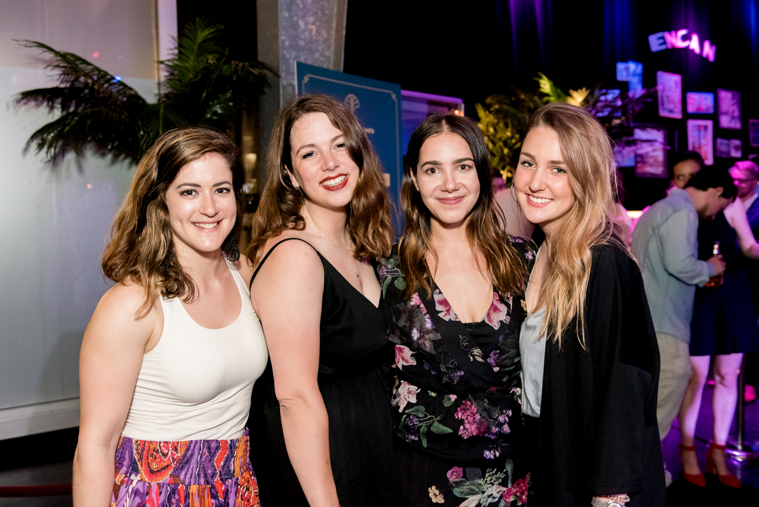 Beaucoup de beau monde et de chemises fleuries au Bal Tel-jeunes! [Photos]