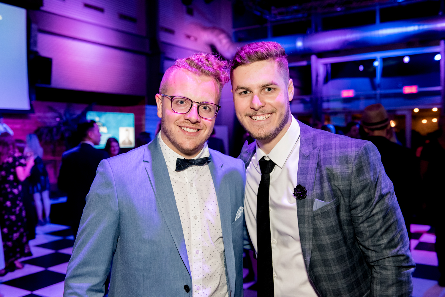 Beaucoup de beau monde et de chemises fleuries au Bal Tel-jeunes! [Photos]