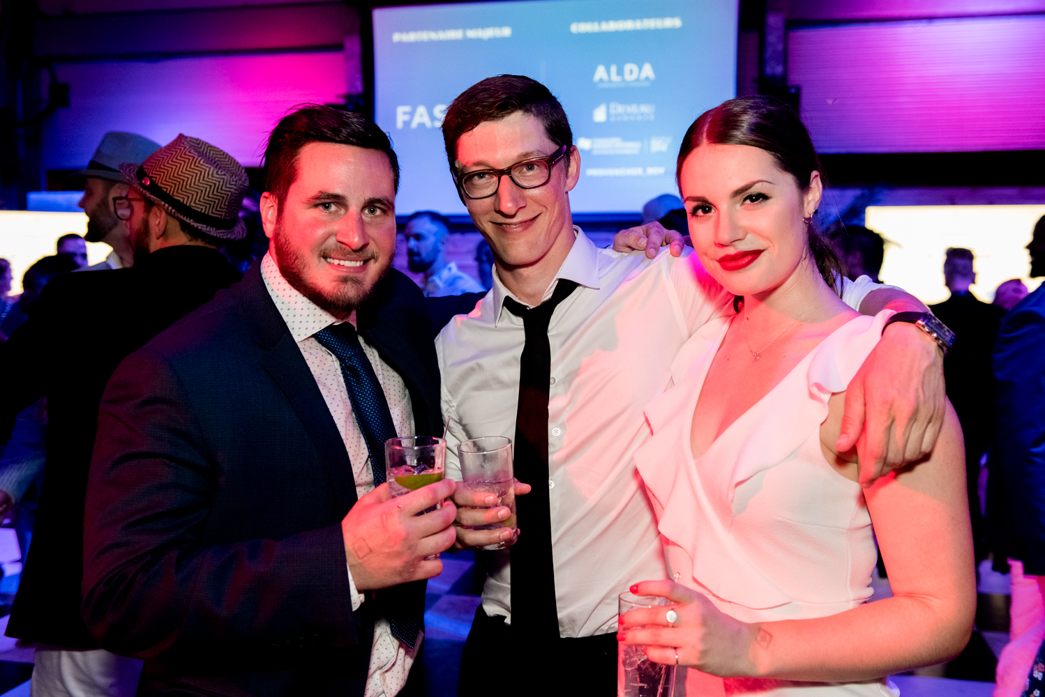 Beaucoup de beau monde et de chemises fleuries au Bal Tel-jeunes! [Photos]
