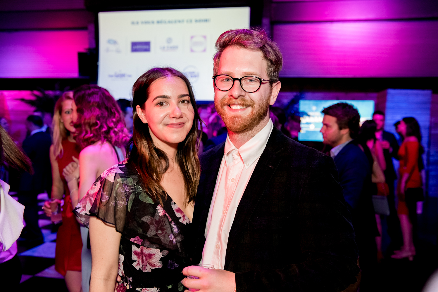 Beaucoup de beau monde et de chemises fleuries au Bal Tel-jeunes! [Photos]