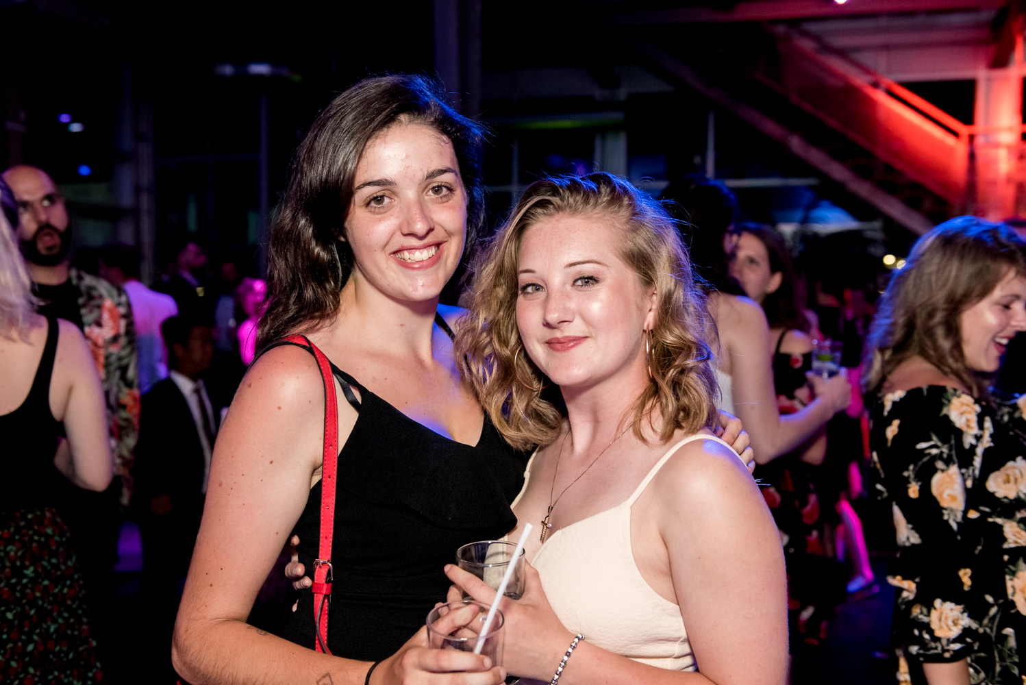 Beaucoup de beau monde et de chemises fleuries au Bal Tel-jeunes! [Photos]
