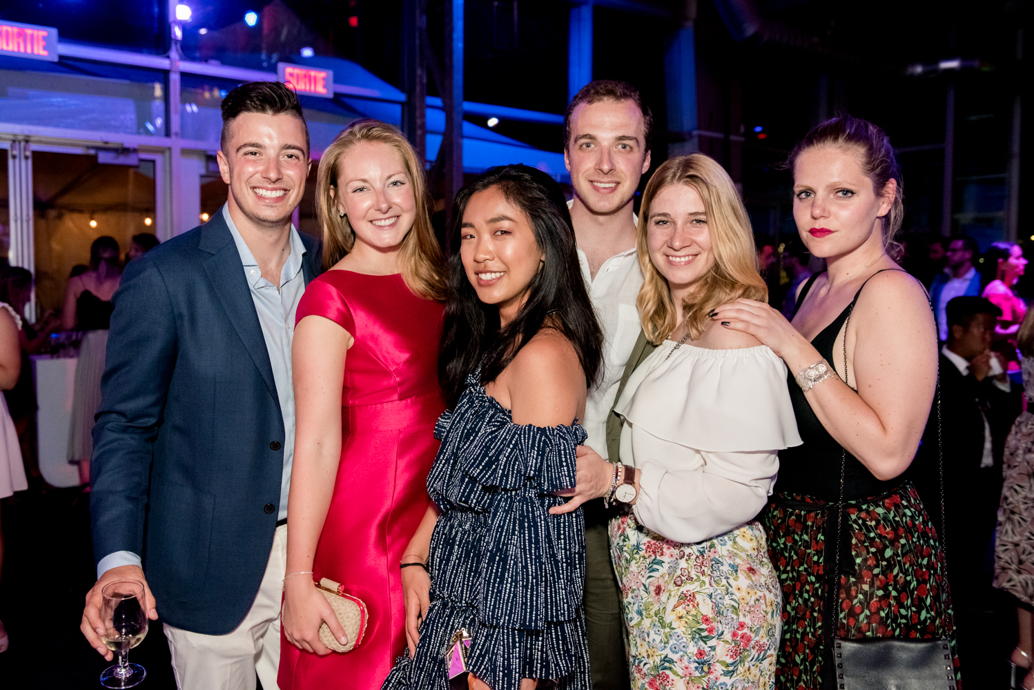 Beaucoup de beau monde et de chemises fleuries au Bal Tel-jeunes! [Photos]