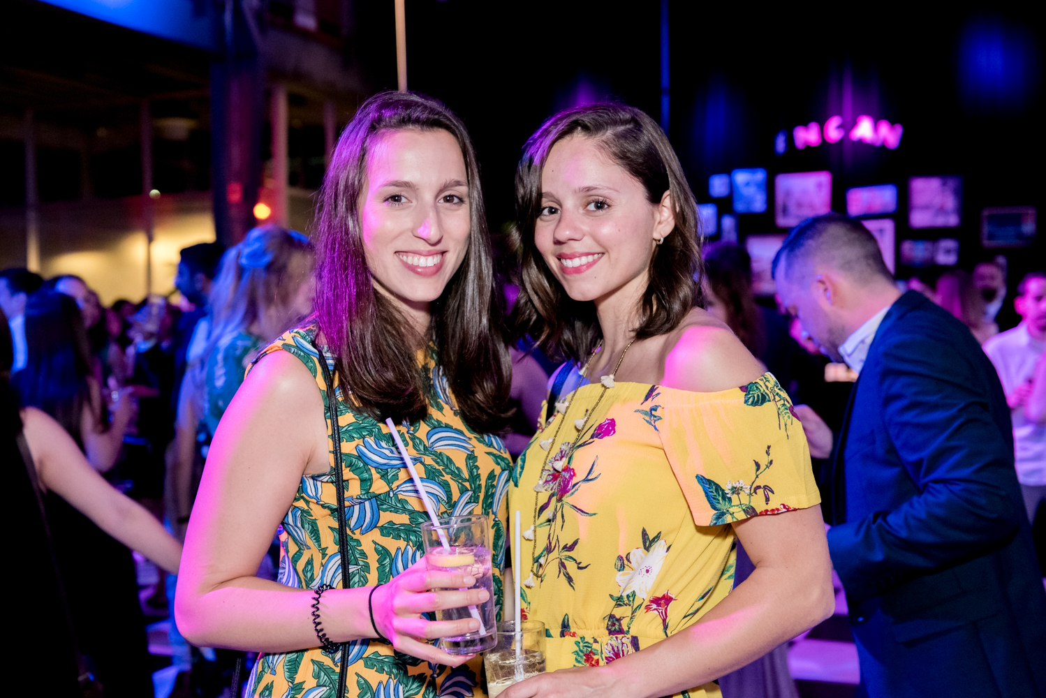Beaucoup de beau monde et de chemises fleuries au Bal Tel-jeunes! [Photos]