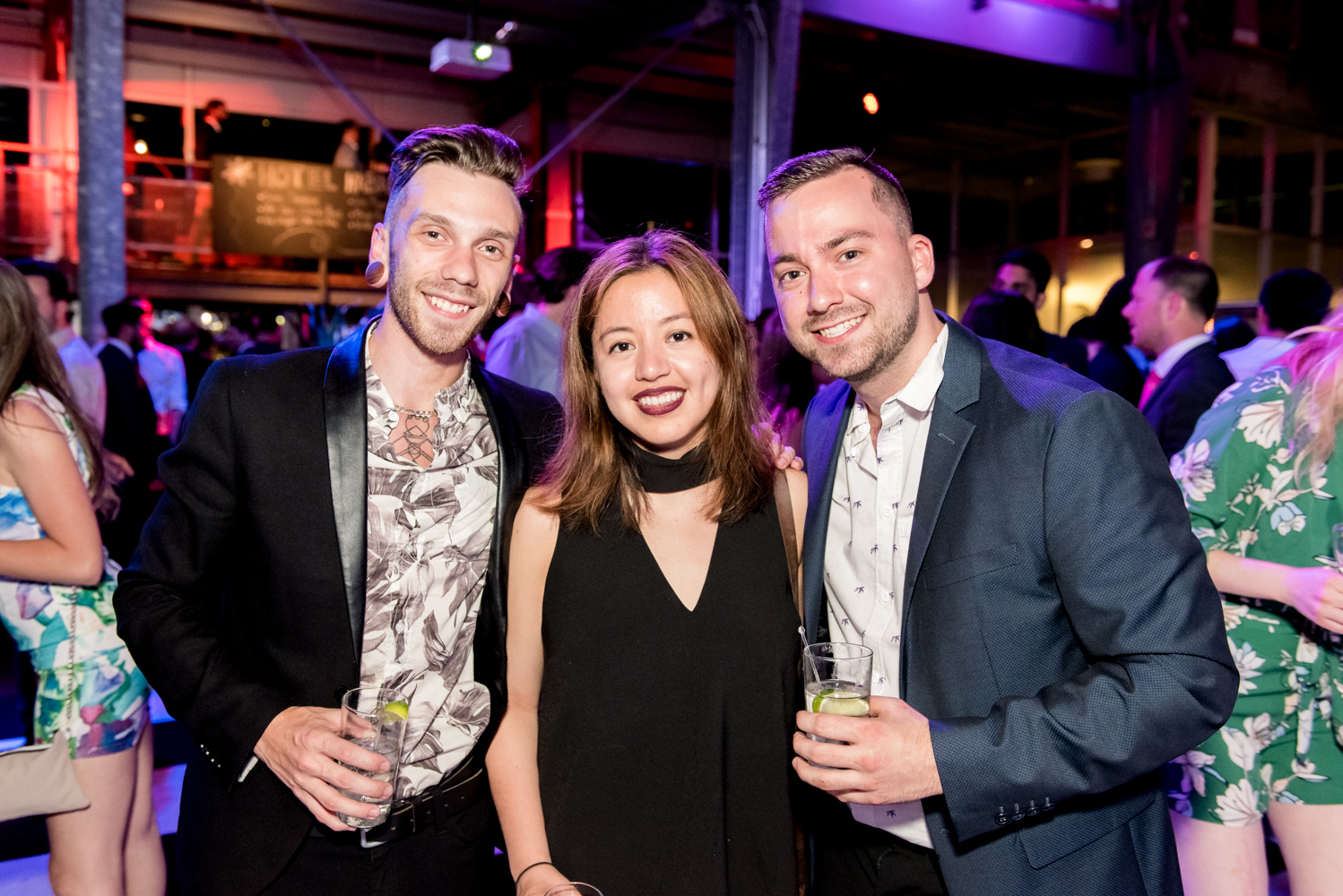 Beaucoup de beau monde et de chemises fleuries au Bal Tel-jeunes! [Photos]