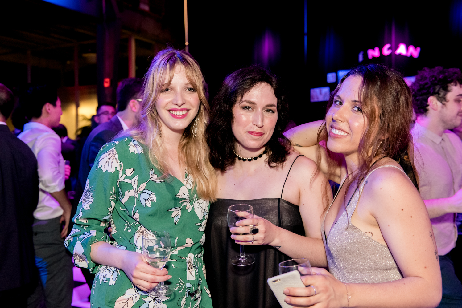 Beaucoup de beau monde et de chemises fleuries au Bal Tel-jeunes! [Photos]