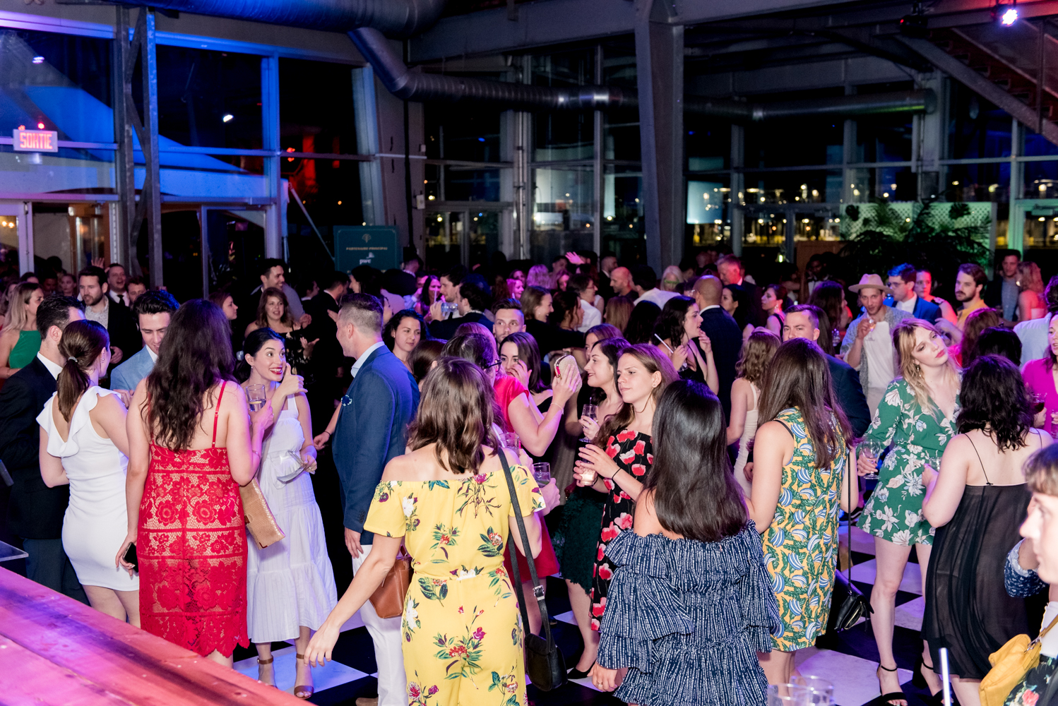 Beaucoup de beau monde et de chemises fleuries au Bal Tel-jeunes! [Photos]