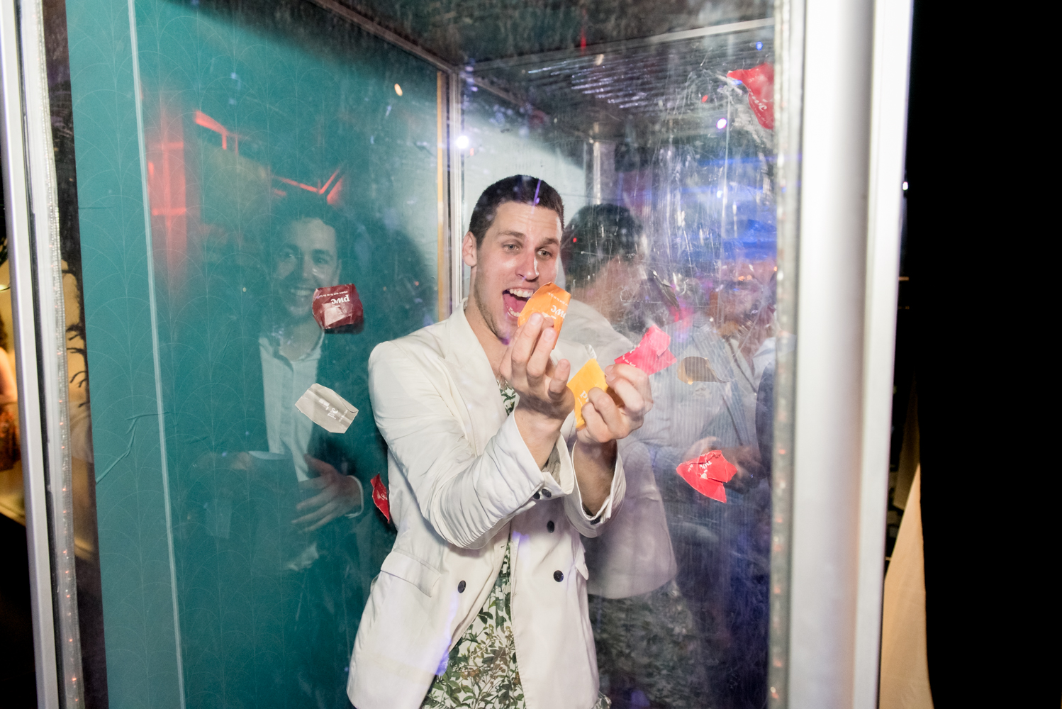 Beaucoup de beau monde et de chemises fleuries au Bal Tel-jeunes! [Photos]