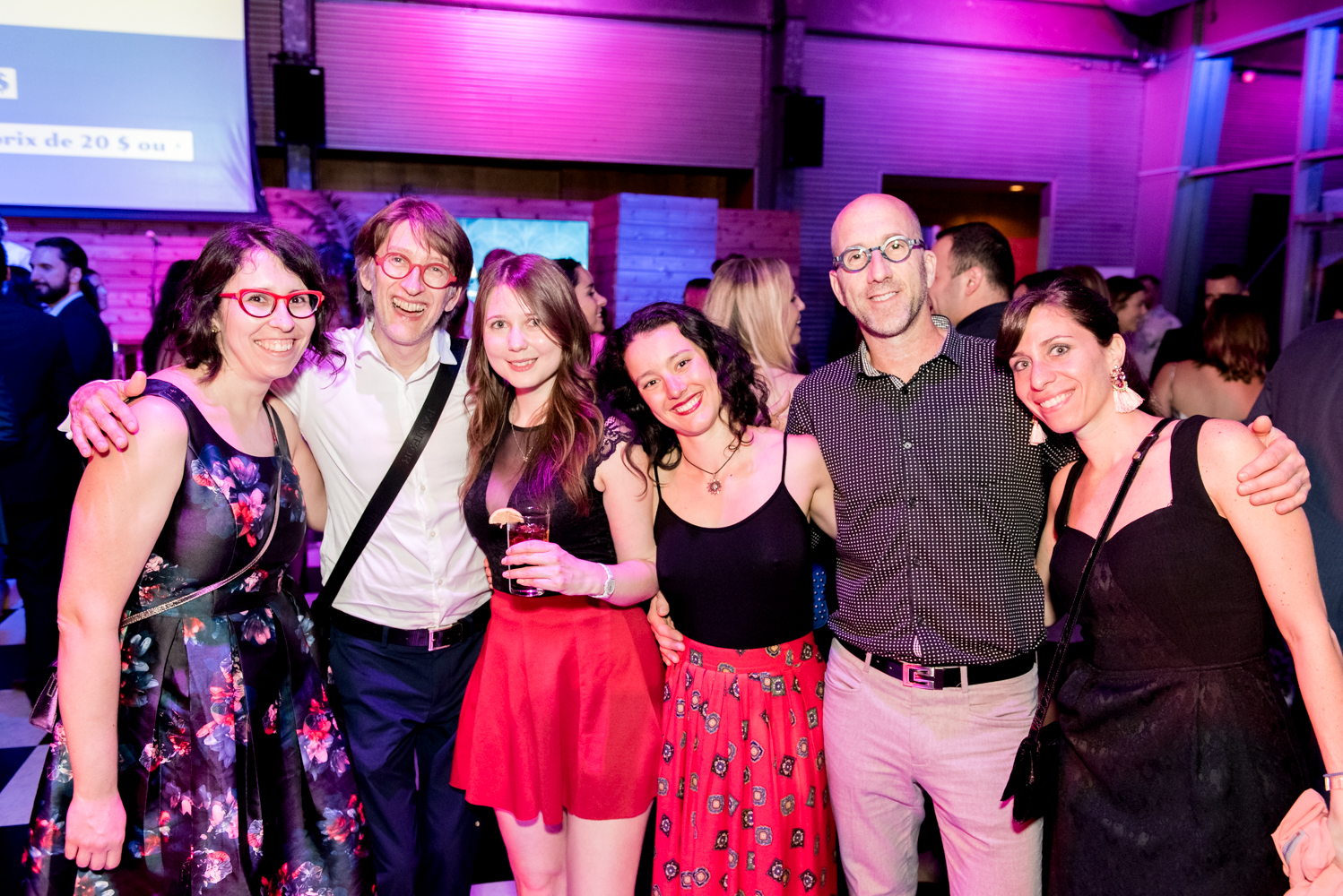 Beaucoup de beau monde et de chemises fleuries au Bal Tel-jeunes! [Photos]